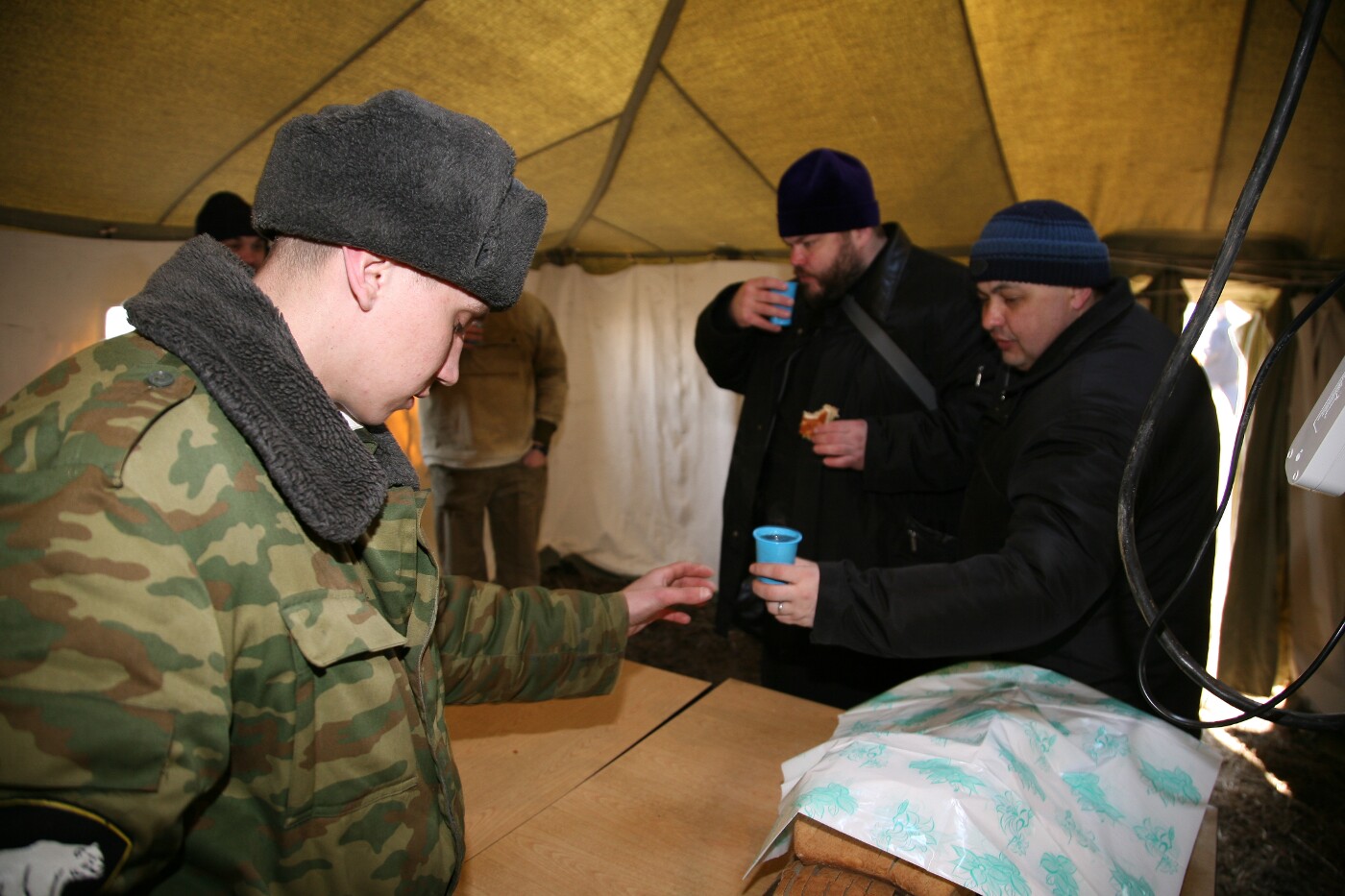 Внутри армейской палатки