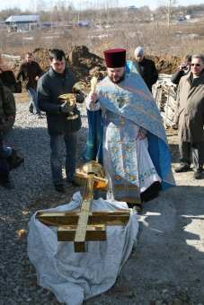 Целование креста после литургии